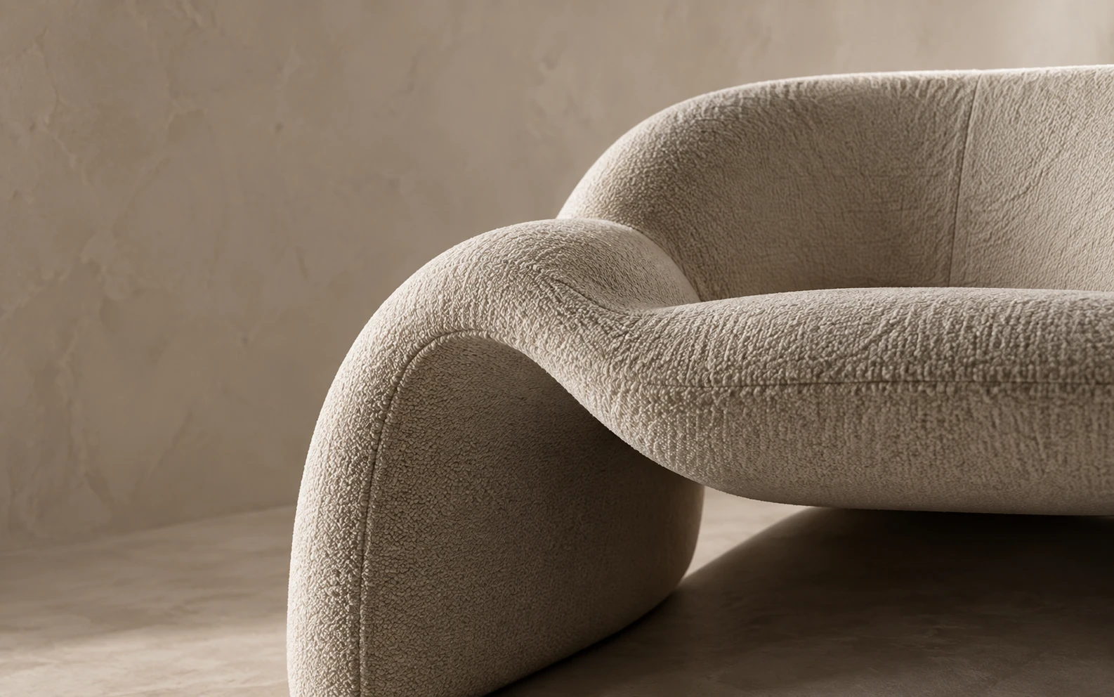 Détail d’un fauteuil courbe en tissu bouclé clair