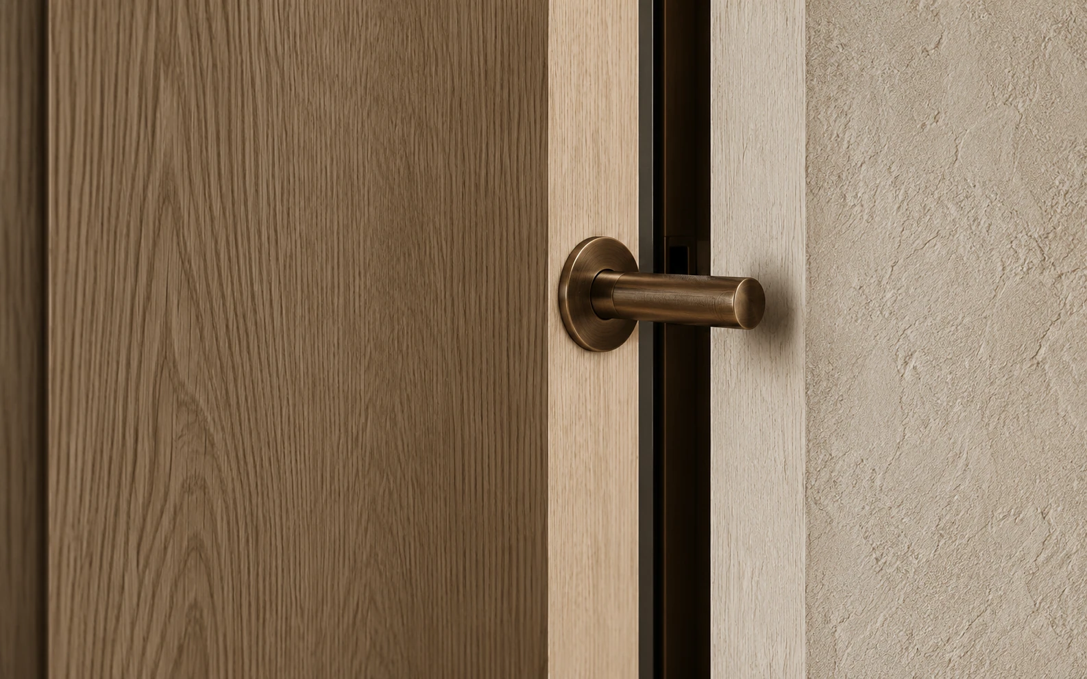 Poignée de porte en métal sur une porte en bois